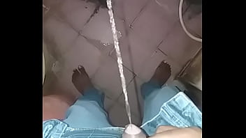 Kontol Desi Yang Gede Menyemprotkan Air Seni Dengan Nikmat