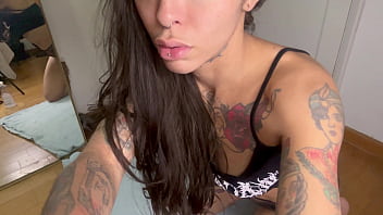 Bermain Di Lantai Dengan Kontol 9,5 Inci Yang Menghujam Memek Dan Mencoba Bola Ben Wa Baruku