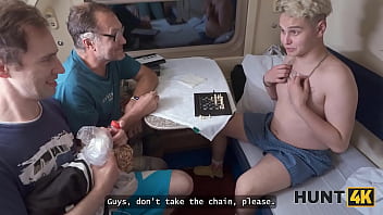 Orang Rusia Tak Dikenal Menemukan Memek Basah Di Kereta Dan Mengentotnya Dengan Kasar