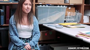 Pantat Aryana Bergoyang Saat Payudara Besarnya Berguncang Keras Ditusuk Dari Belakang