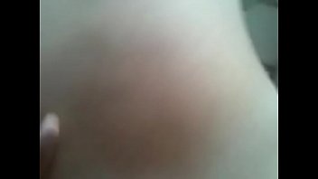 Novinha Depravada Depois Do Baile Funk Arrasta O Amigo Pra Uma Foda Selvagem No Chão Da Sala, Enquanto A Mãe Finge Assistir Novela E Espiada A Filha Puta Sendo Comida No Pé Da Própria Cama Sem Fazer Um Barulho.