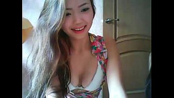 Gadis Tionghoa Mesra Di Depan Webcam