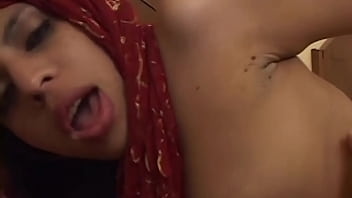 Suami Lagi Rapat, Istri India Ngentot Dengan Dua Kontol Gede