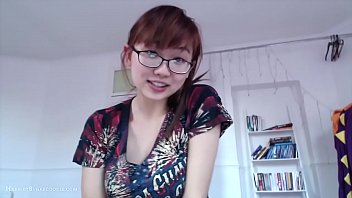 Gadis Asia Ngomong Cepat Dengan Mulut Yang Menggoda