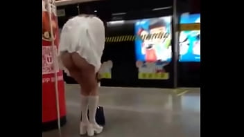 Gadis Asia Di China Melepas Pembalut Di Tempat Umum Dengan Gaya Menggoda