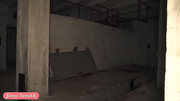 Gudang Kosong Yang Mencekam: Jeny Smith Telanjang Bulat Dan Menggairahkan Di Tengah Teror Misterius