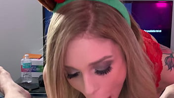 Gadis Blonde Seksi Kali Roses Ngentot Adik Tiri Demi Hadiah Natal