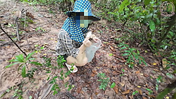 Sensasi Panas Tubuh Gadis Thai Saat Menggeliat Di Hutan, Gemericik Air Seni Membasahi Tanah Liar