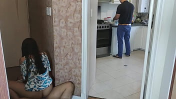 Istri Nakal Yang Tergila-gila Pada Kontol Besar Keponakan, Sampai Rela Dientot Di Samping Suami Yang Lagi Masak