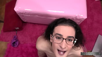 Remaja Brunette Lyra Lockheart Digoyang Payudara Besar Alaminya Oleh Ayah Tiri