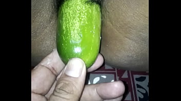 Istri Desi Melahap Mentimun Dengan Penuh Nafsu