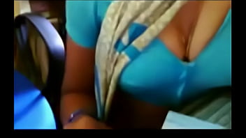 Tetesan Keringat Di Belahan Dada Tante Tetangga Yang Menggoda