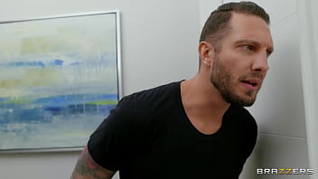 Tertangkap Telanjang Di Depan Mata Para Pria Asing