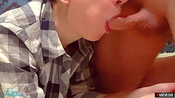 Gadis Manis Bergaun Stoking Mengisap Kontol Kakak Tirinya Saat Ortu Ada Di Rumah, Sampai Muncrat Di Celana Ketatnya