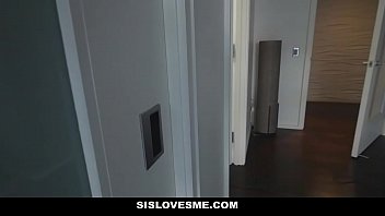 Adik Tiri Blonde Manis, Khloe Kapri, Tertipu Untuk Kirim Foto Bugil