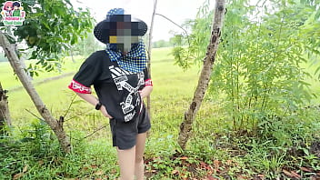 สาวไทยใจกล้าเปลือยกายโชว์หีริมถนนท่ามกลางท้องทุ่ง