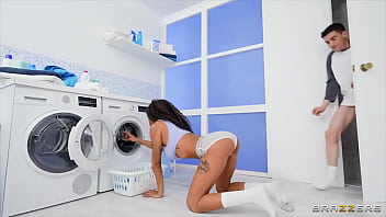 Teman Sekamar Dengan Manfaat Gaya Bebas Yang Menggoda – Nikmati Adegan Panasnya Di Brazzers, Unduh Lengkap Di Zzfull.com/bene