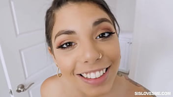 Kakak Tiriku Ketahuan Mengintipku Saat Aku Sedang Tak Berbusana