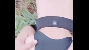 Gadis Remaja Asia Digerogoti Saat Berjalan Di Hutan Belantara