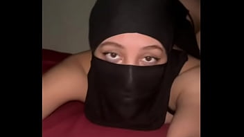 Tampilkan Pantat Muslimah Berhijab – Gadis Arab Nakal Menggoyangkan Bokong Dan Bermain Dengan Pantatnya Yang Menggoda