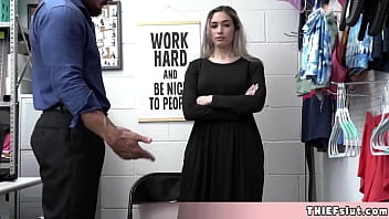 Gadis Muslim Manis Berusaha Menyembunyikan Barang Curian Di Balik Pakaian Ketatnya