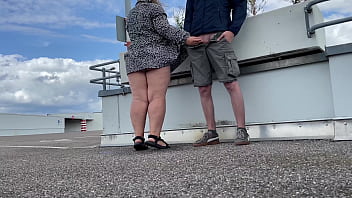 Nyonya Nakal Melebarkan Paha Dan Membungkuk Untuk Kencing Di Area Parkir