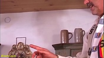 Ibu Jerman Merasakan Kepuasan Ganda Dengan Dua Tangan Pria Masuk Ke Lubang Pantatnya