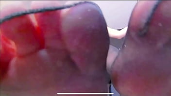 Госпожа в чулках демонстрирует свои подошвы в приватной обстановке