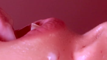 Ibu Tiri Jepang Menggoda Anak Tirinya Dengan Bantuan Yang Menggairahkan