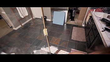 Mandi Panas Bareng Mama Tembem Sahabatku, Helena Price