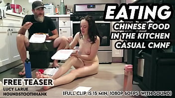 Makan Makanan Cina Di Dapur Dengan Wanita Telanjang Dan Pria Berpakaian Santai