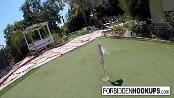 Gadis Liar Nakal Menggoda Dan Menggairahkan Kakak Tiri Mereka!