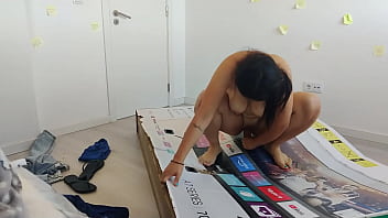 Menggila Dengan Ibu Tiriku Lewat Lubang Di Kotak, Dia Kira Itu Ayah Tiriku Yang Sedang Memuaskannya