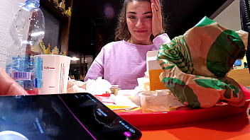 Kakak Tiriku Mengajakku Bermain Sembari Mengendalikan Mainan Getarku Di Tempat Umum!