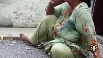 Desi Tante Pakistan Yang Hot Lagi Ngerokok Dengan Gaya Menggoda