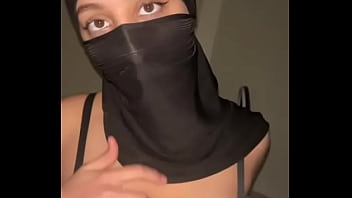 Payudara Arab Menggoda Di Balik Hijab • Memainkan Tetek Muslim Di Depan Kamera
