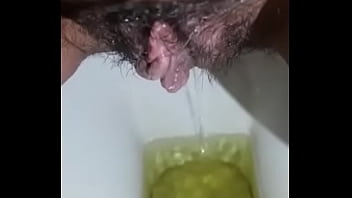 Melihat Gadis India Cantik Buang Air Kecil Dengan Genit