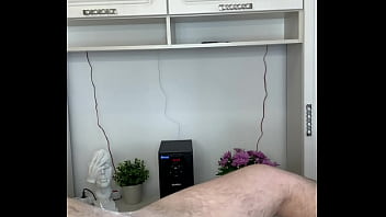 Nyonya Rusia Seksi Melicinkan Batang Berbulu Yang Menggoda