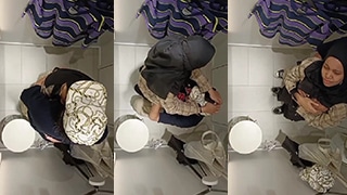 Gadis Berjilbas Menggoda Di Balik Pintu Kamar Ganti