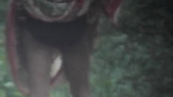 Wanita India Yang Sedang Kencing