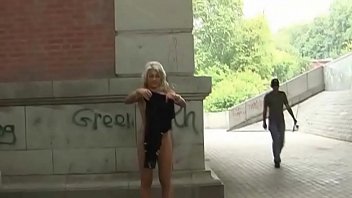 Gadis Rusia Menggoda Di Tempat Umum