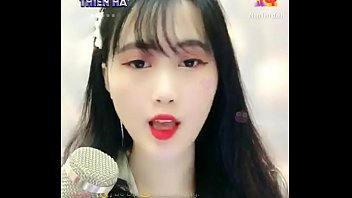 Gadis Seksi Asia Menggoda Di Live Streaming Uplive