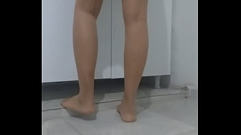 Tesettürlü Türk Kadını Bulaşık Yıkarken Eteğinin Altından Görünenler