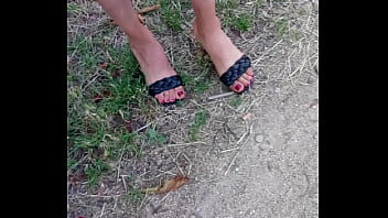 Pelacur Arab Milf Dengan Jari Kaki Dan Tumit Seksi Yang Memukau