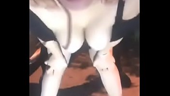 Gadis Tiongkok Menggila Di Jalan Raya