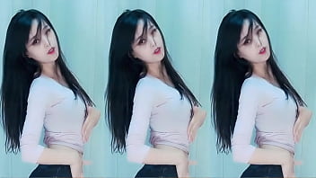 Cô Gái Trung Quốc Thoát Hiểm Gợi Cảm Trên Mái Nhà Rực Lửa