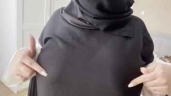 Istri Arab Teman Memamerkan Payudaranya