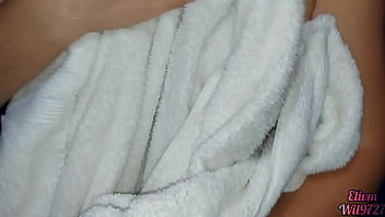 Adik Tiriku Yang Seksi Mengizinkanku Menidurinya Usai Mandi