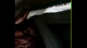 Bibi India Yang Toge Mendesak Payudara Besarnya Tertekan Dan Terbuka