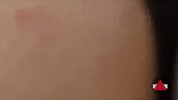 Gadis Cokelat Mengeringkan Rambutnya Dengan Sepatu Boots Lalu Membungkuk Memamerkan Pantatnya Yang Menggoda